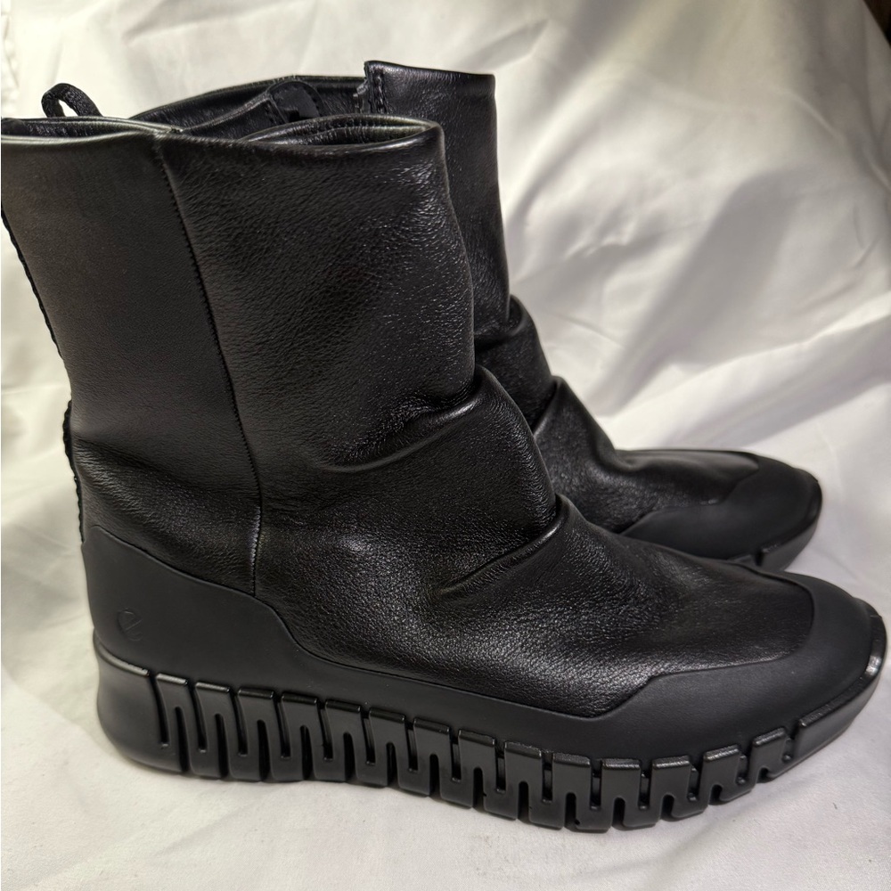 ECCO Women’s Gruuv W Black W/Size 7-7.5 Mid -Cut Boot